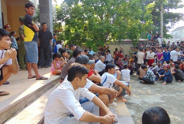 Hàng ngàn người đến xem xử kẻ giết vợ chồng chủ hiệu cầm đồ