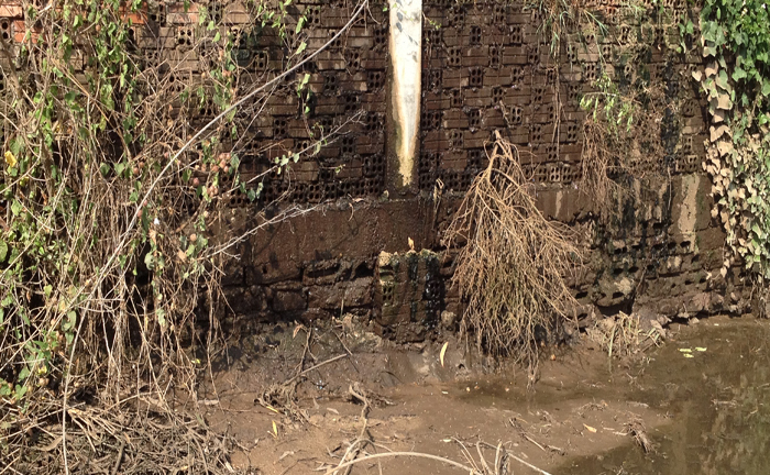 Bắt tại trận công ty xử lý rác đào hố xả thải sát khu dân cư