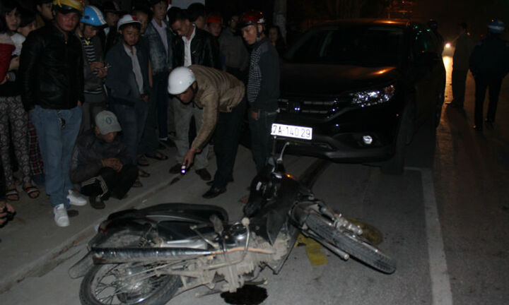 Cô giáo 9X bị kéo lê hơn nửa km dưới gầm ôtô