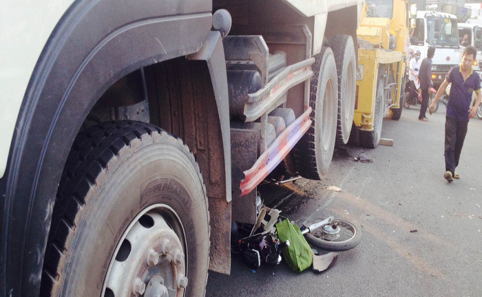 Bị cuốn vào gầm xe tải, một người tử vong tại chỗ