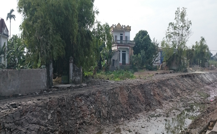 Nam Định: Đổ bùn “bịt” nhà dân, lộ chuyện thi công... ẩu!