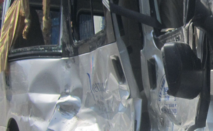 Xe khách bẹp dúm nhốt hàng chục hành khách la hét bên trong