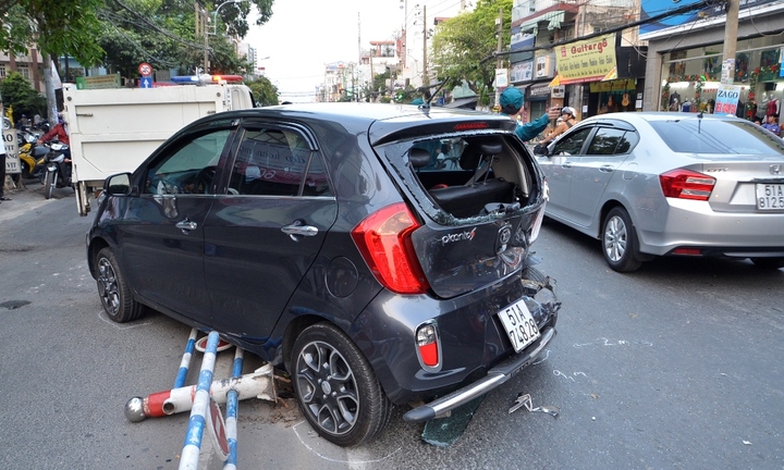Ô tô tông hàng loạt phương tiện, giao thông kẹt cứng