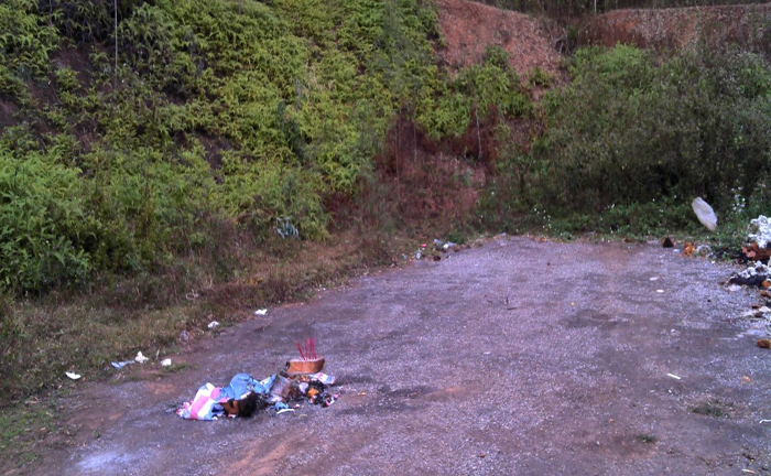 Tài xế chết gục với 20 vết thương bên chiếc xe bị chọc thủng lốp