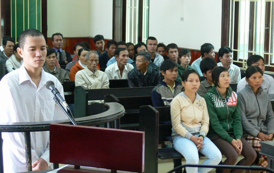 Sát hại hàng xóm mặc hai con nạn nhân quỳ gối van xin