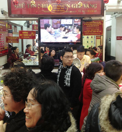 Ngày Vía Thần Tài, người dân chen nhau đi mua vàng