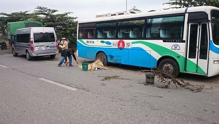 Thợ sửa xe chết thảm khi đang thay lốp xe ven đường