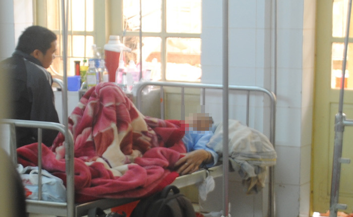 Nghi con gái bị hàng xóm hiếp dâm, bố uống thuốc tự tử