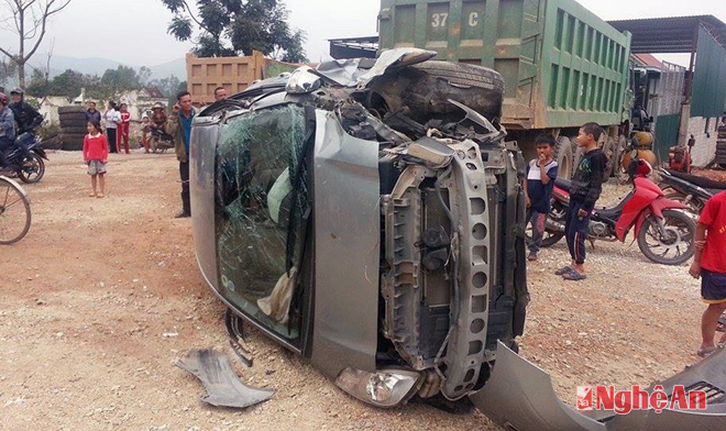 Tránh xe tải, xế hộp lộn nhào trên Quốc lộ 1A như phim hành động