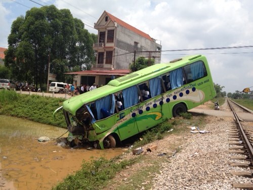 Xe khách va chạm với tàu hỏa, 4 người nguy kịch