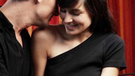 Mẹ chồng chịu nhục ngồi toilet bắt quả tang con dâu ngoại tình