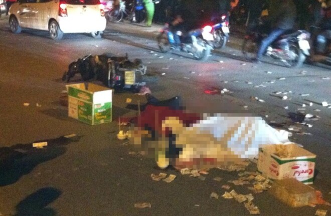 Chệch tay lái, hai thanh niên bị xe tải cán tử vong