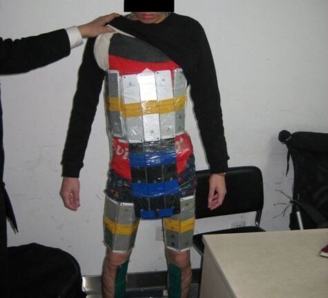 Bắt giữ kẻ quấn 94 chiếc iPhone quanh người để buôn lậu