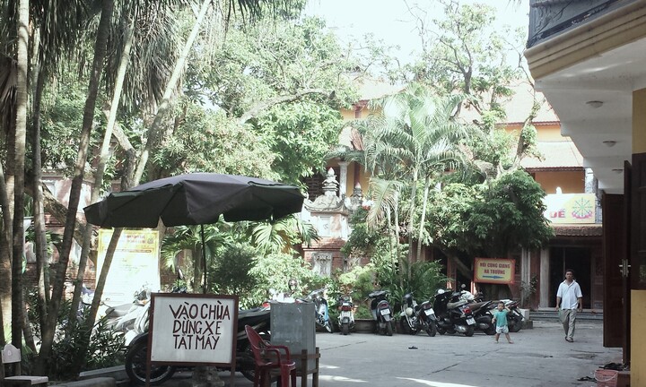 Cận cảnh chùa Bồ Đề vắng hiu hắt trong ngày lễ Vu Lan
