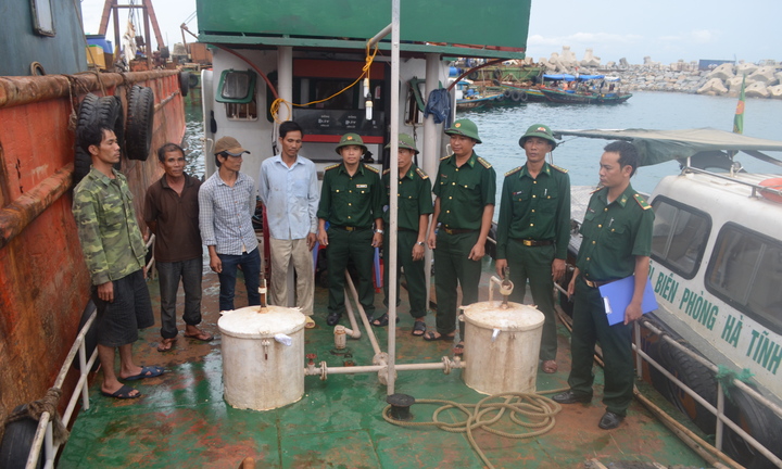 Bắt vụ mua bán, vận chuyển 3.000 lít dầu trái phép trên biển