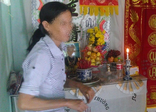 Quặn lòng chồng lót chiếu nằm bên quan tài vợ xin tha thứ cho con