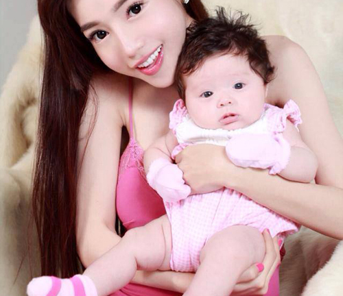 Con gái Elly trần được cư dân mạng khen hết lời
