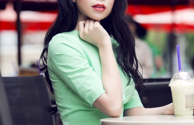  Trà Ngọc Hằng: 20/10 muốn ở bên mẹ hơn bạn trai