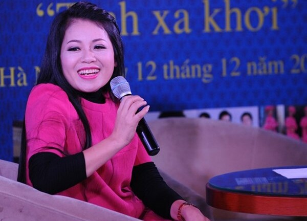Anh Thơ diện áo dài 1 tỷ trong liveshow “Tình xa khơi”