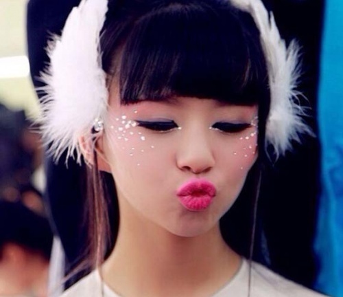 Hotgirl 15 tuổi đi vệ sinh cũng dẫn theo vệ sỹ