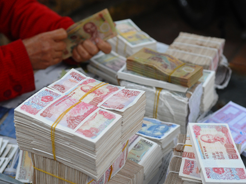 Thủ tướng: Nghiêm cấm đổi tiền lẻ hưởng phí chênh lệch dịp Tết