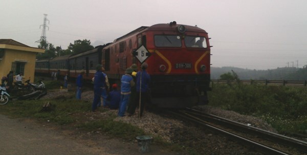 28 Tết: Tàu trật bánh, hàng trăm hành khách bắt taxi về quê