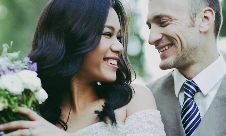 Ca sĩ Phương Vy khoe ảnh cưới lãng mạn với bạn trai Tây