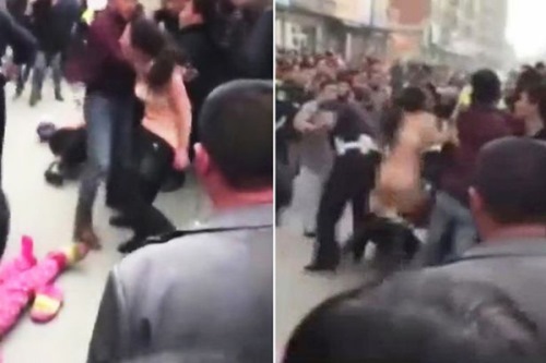 Một phụ nữ lột đồ giữa phố rồi đánh công an