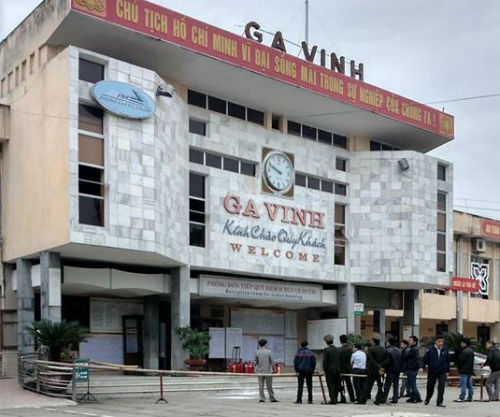 Người đàn ông ném xăng, đốt phòng bán vé ga Vinh