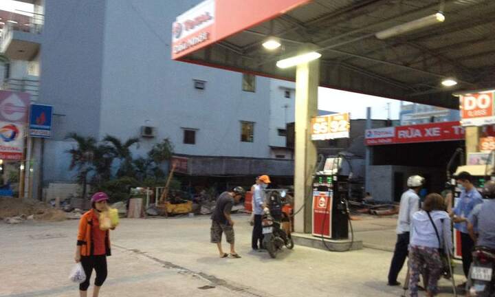 Táo tợn đâm vật nhọn vào mặt một phụ nữ để cướp xe máy