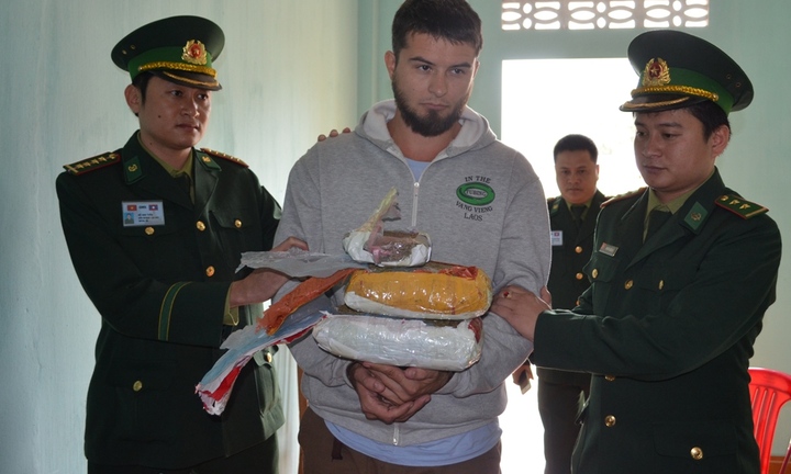 Bắt kẻ truy nã quốc tế hơn 10 năm vận chuyển 2,3kg cần sa