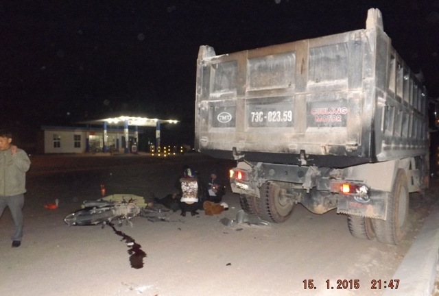 Quảng Bình: Đâm vào đuôi xe tải, nam sinh viên tử vong