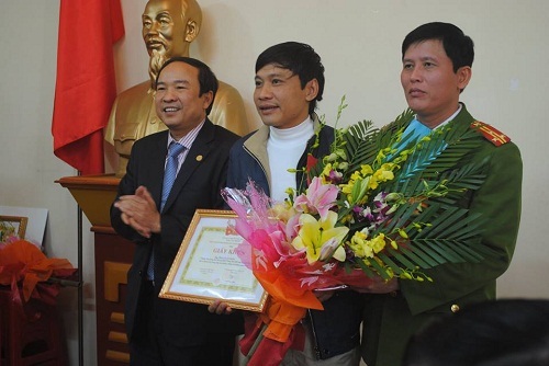 Video: Khen thưởng nhà báo liên tục đấu tranh phòng chống tội phạm