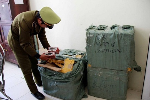 CSGT Thanh Hóa liên tiếp bắt giữ các vụ thuốc lá lậu và đồ chơi bạo lực