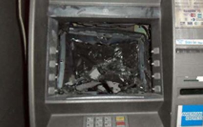 Truy tìm tên trộm phá tung máy ATM lấy đi 900 triệu đồng