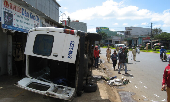 Xe điên đâm hàng loạt xe máy, 4 người nhập viện