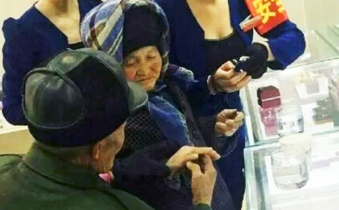 Cụ ông nhặt rác mua nhẫn kim cương tặng vợ