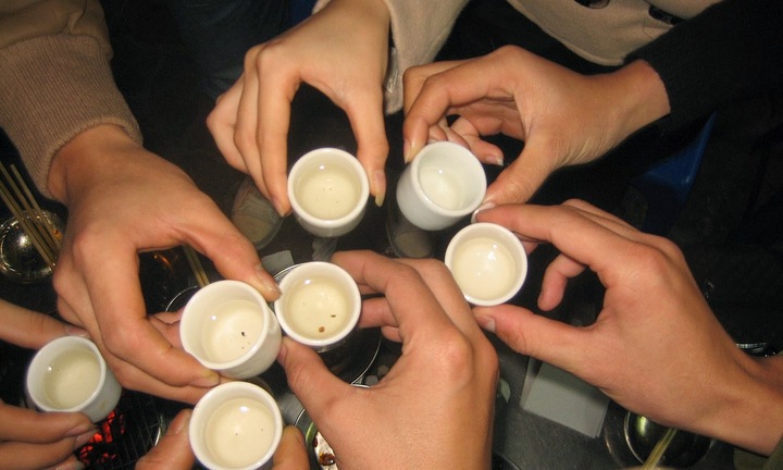 Cách uống rượu để không bị say trong những ngày Tết