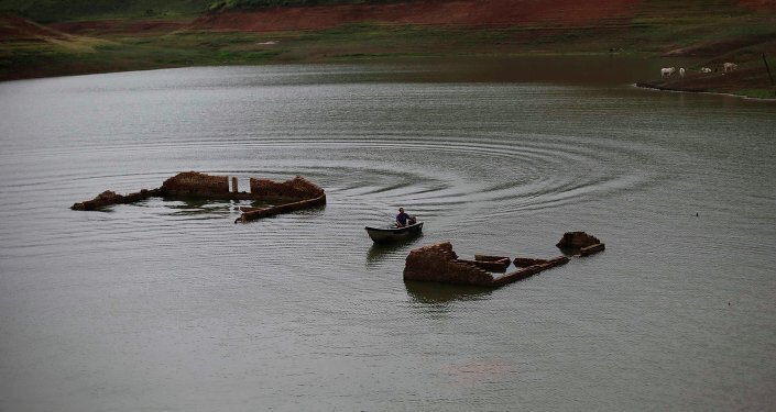 Thành phố bỗng nổi lên từ đáy sông