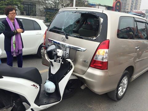 Đâm liên hoàn trên cầu vượt, nhiều xe quay đầu giữa cầu