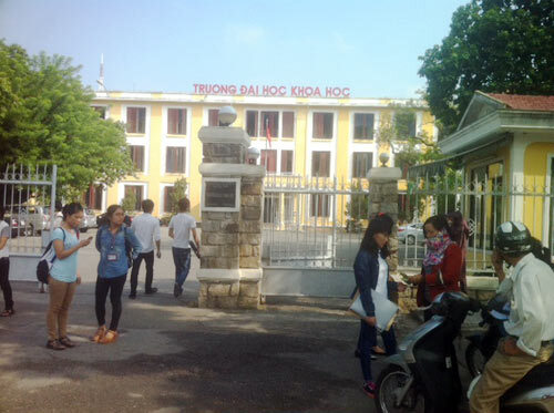 Dùng vật nhọt đâm vào
