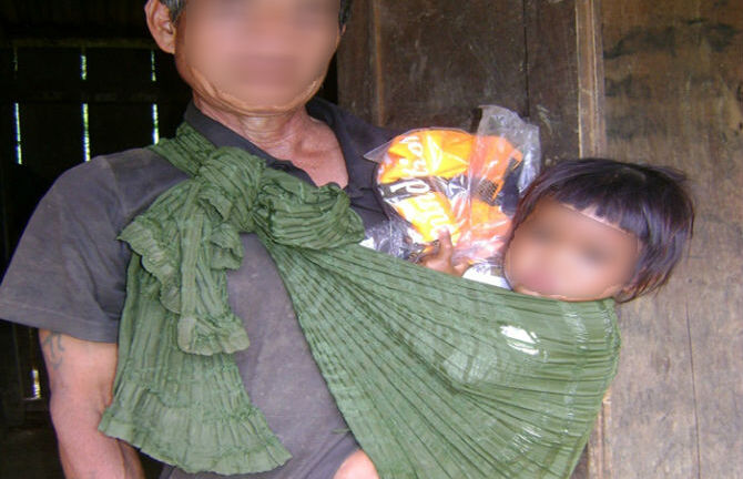 Túng quẫn, vợ chồng trẻ ăn lá ngón tự vẫn, bốn con nhỏ bơ vơ