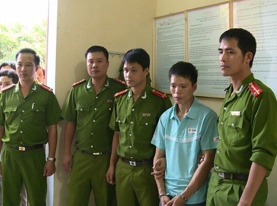 Công nhân cho... phân người vào lô hàng hải sản xuất khẩu