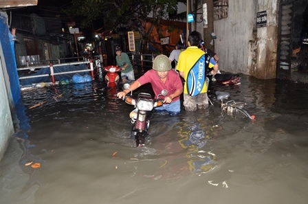 Mưa lớn kéo dài, đường phố Sài Gòn chìm trong 