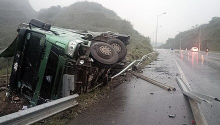 Nổ lốp trước, xe tải 60 tấn lật ngang trên cao tốc Nội Bài - Lào Cai