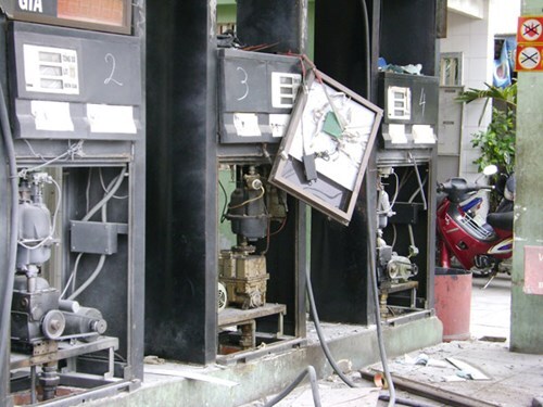 4 trụ xăng bất ngờ phát nổ, 3 phụ nữ bị thương