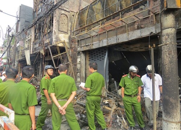 Khám nghiệm hiện trường, điều tra vụ cháy 8 căn nhà ở Sài Gòn