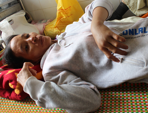 Suýt mất mạng vì đuổi theo rắn lục đuôi đỏ cắn mình