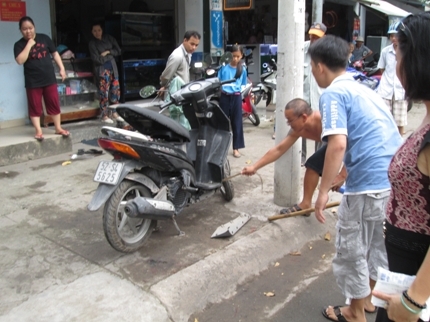 Choáng váng vì rắn dài hàng mét bò lổm nhổm trong xe máy