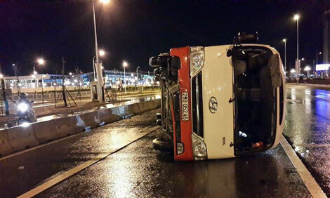 Hà Nội: Xe khách lao vào dải phân cách, lật nghiêng giữa đường